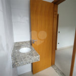 Casa térrea em Atibaia com 3 suítes, sala 2 ambientes, 2 vagas garagem, excelente localização, pronta para morar