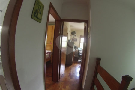 Sobrado com 4 quartos sendo 2 suítes.