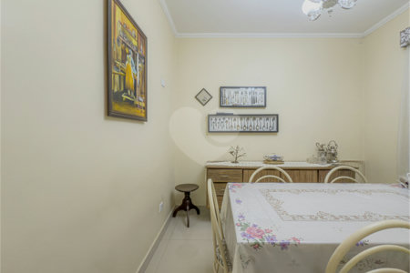 Casa com 3 Dormitórios e 2 suítes à Venda no Bairro da Saúde