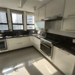 Este amplo apartamento de 290 m², completamente reformado, reúne sofisticação,