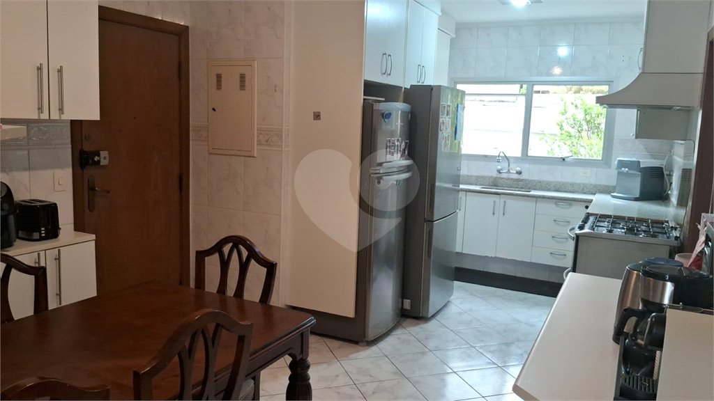 Apartamento a venda na Aclimação com 4 dormitórios e 2 vagas.