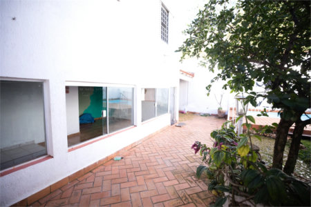 Casa com 4 Dormitórios e área de lazer com piscina