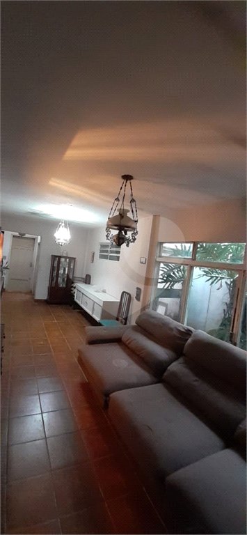 Casa Térrea Ampla com 4 Dormitórios, Suíte e Quintal à Apenas 15 Minutos do Estação Tatuapé.