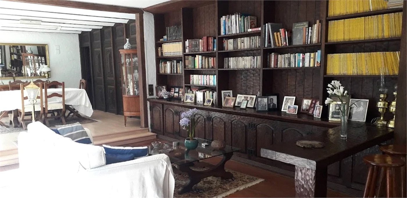 Sobrado em estilo Tudor com edícula independente à venda –