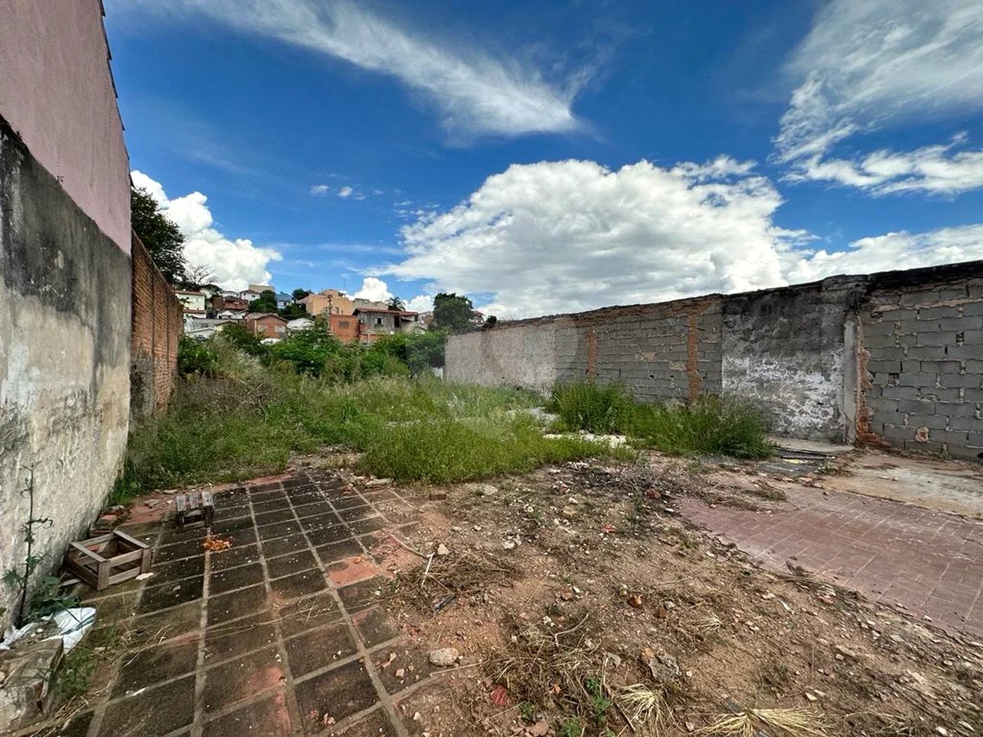 Terreno residencial com vocação comercial à venda no bairro Jaraguá. - 300 m² - 10x30 + acesso a área verde (50 m²)