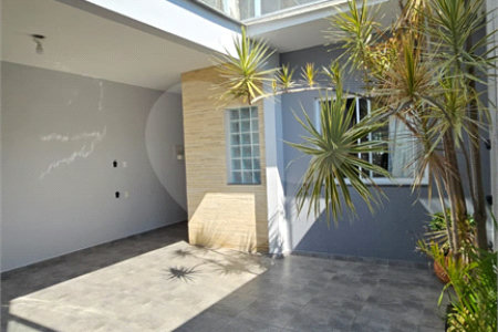 Sobrado no Residencial Colinas com 3 quartos, sendo 1 suíte com closet, varanda e área gourmet.