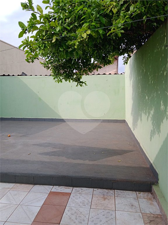 Casa térrea com 3 dormitórios.