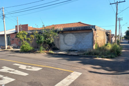Casa térrea com 2 dormitórios.