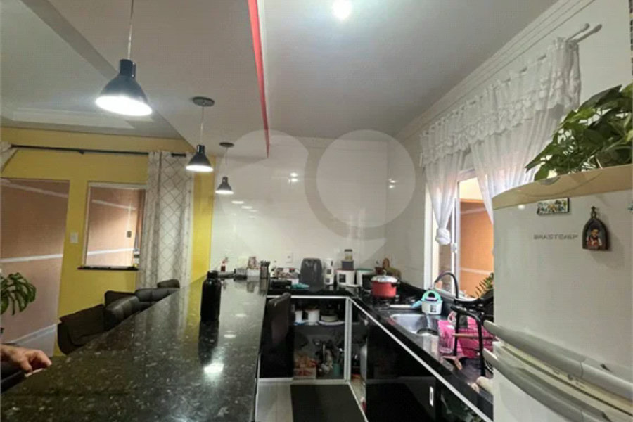 Casa ampla no bairro Terra Rica com 3 pavimentos e excelente estrutura.