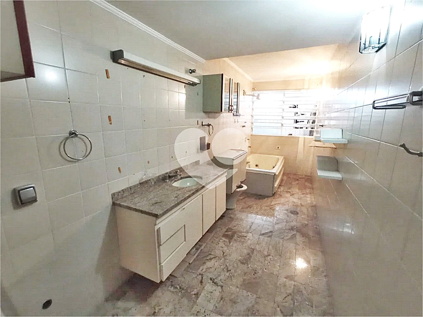Casa Santa Teresinha | 4 Suítes | 280m² | 3 Vagas | Excelente Localização