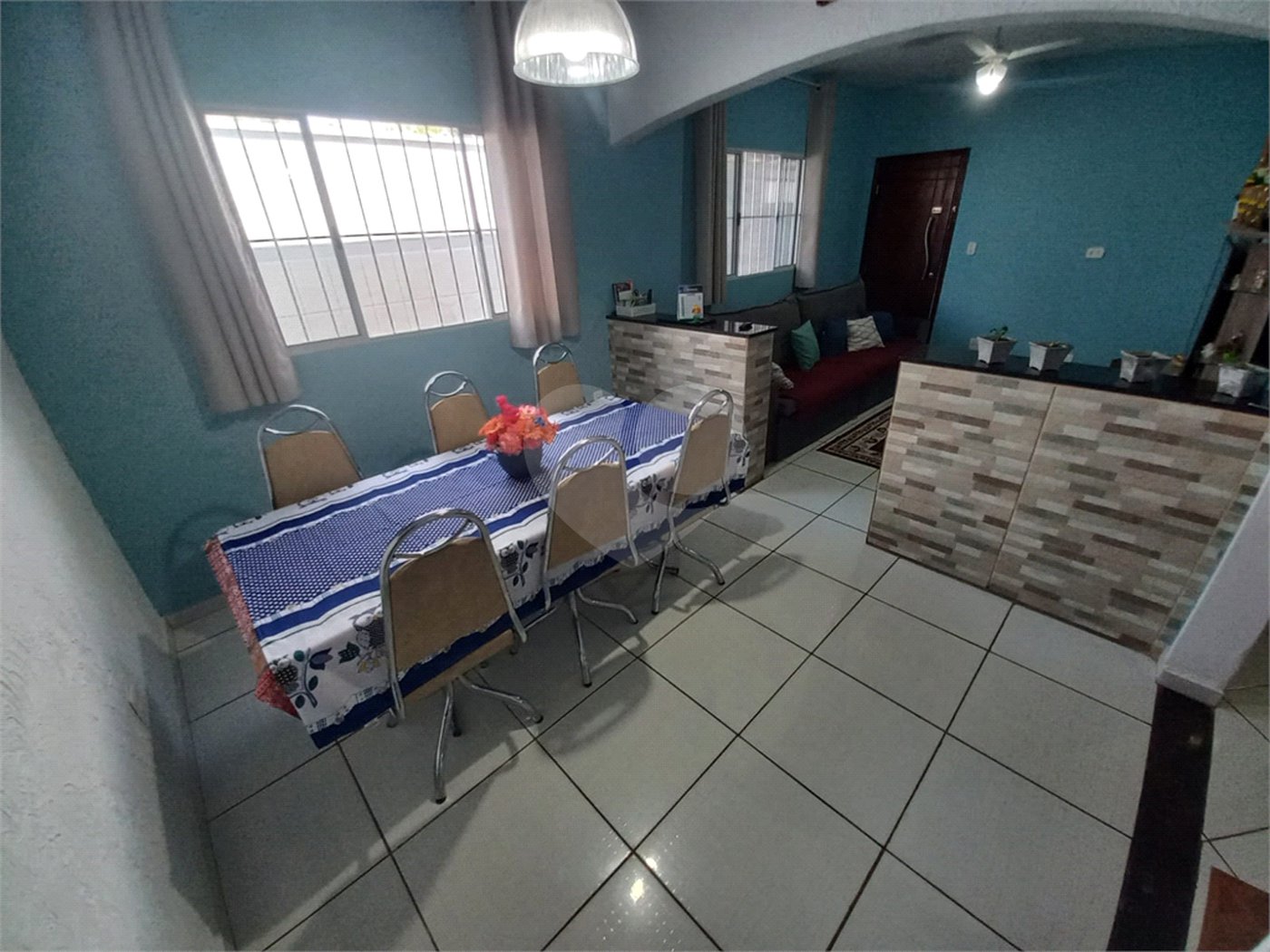 Casa Térrea com 3 dormitórios, sendo 1 suíte.