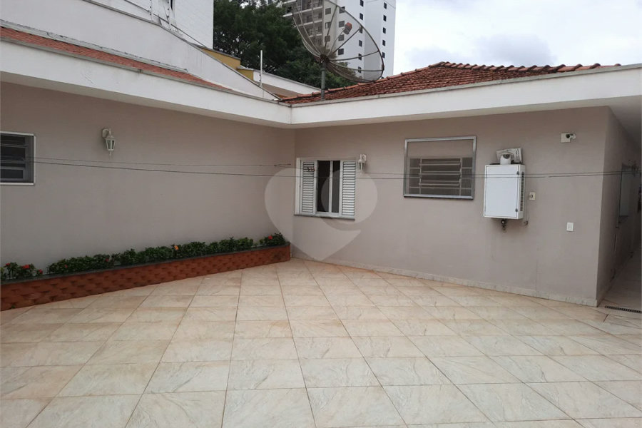 casa térrea na Vila Romana, 07 vagas de garagem, 4 quartos,, sendo 1 suíte amplo quintal.