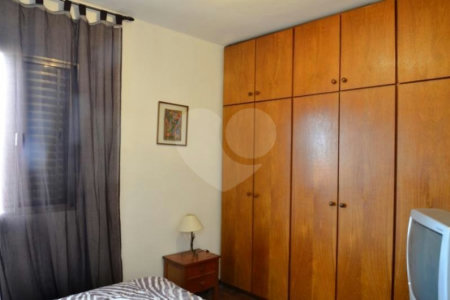 Sobrado na Saúde (2 casas c/2 quartos cada uma/entradas separadas)