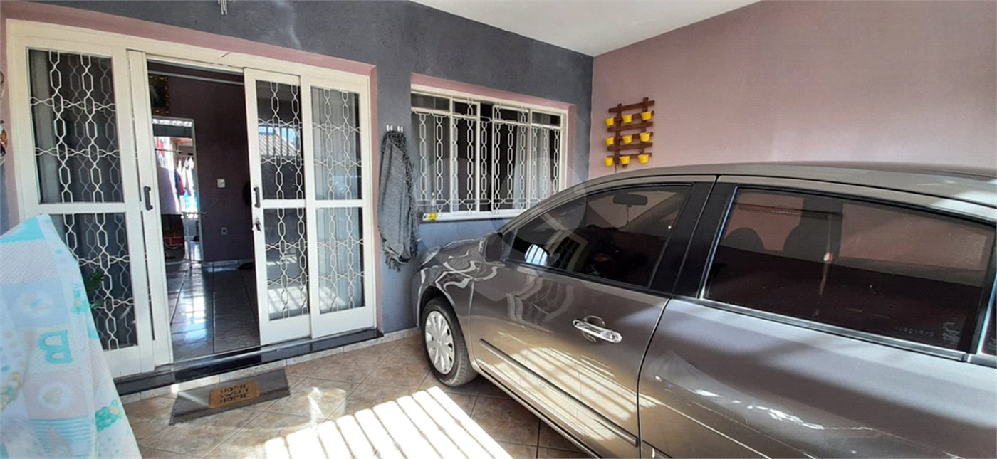 Imóvel Completo com Churrasqueira, 2 Banheiros e Portão Eletrônico