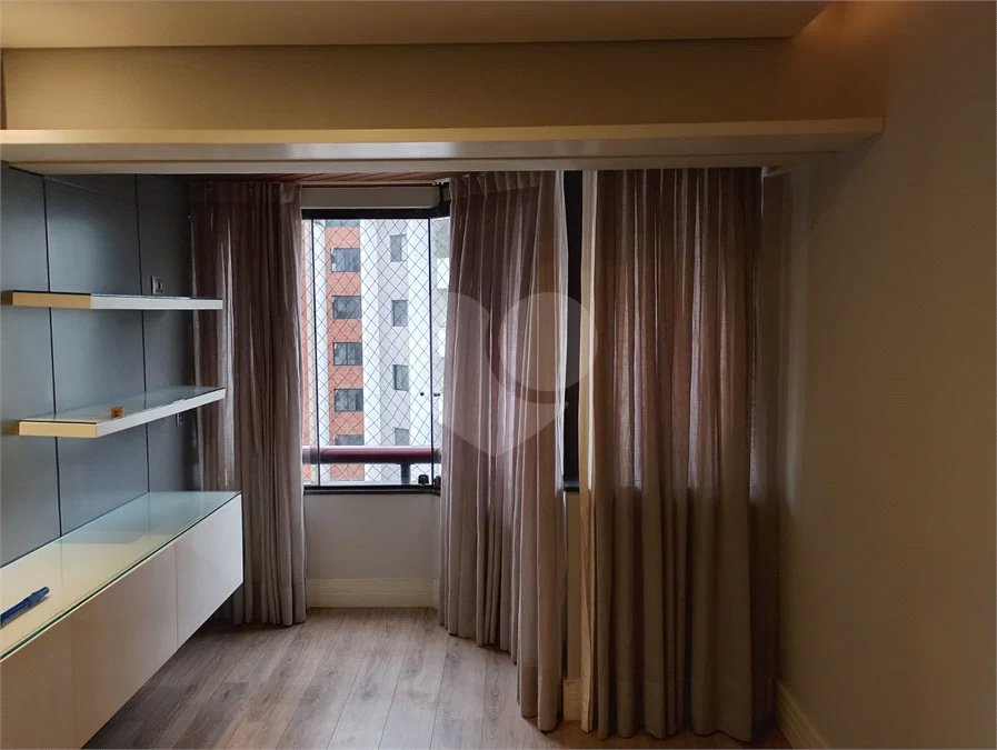 Linda cobertura Duplex om 3 dormitórios, sendo uma suíte com armários e ar condicionado e 2 vagas .