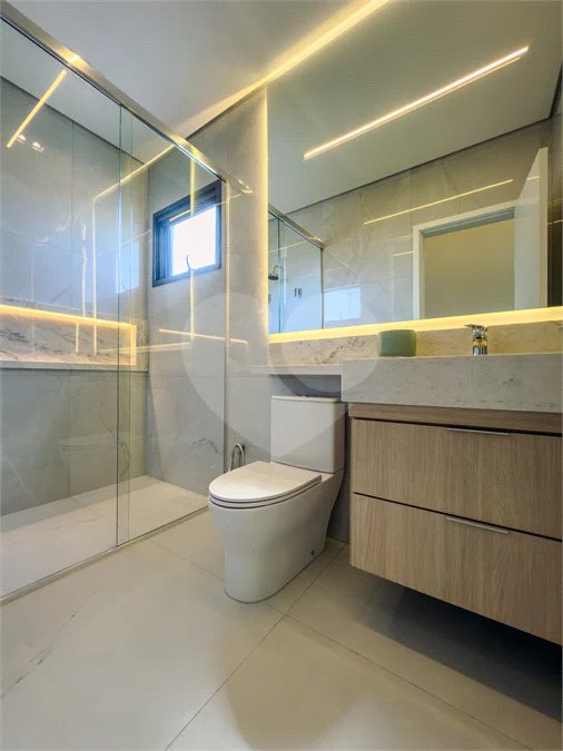 Indaiatuba - Condominio Villa Sapezal - 318 m² de Terreno - 230 m² de Área Construída - 3 suítes, sendo 1 Master com closet planejado - Sala de TV - Sala de estar integrada à Sala de jantar - Cozinha com móveis planejados - Despensa - Escritório planejado - Lavabo - Piscina com preparação para aquec