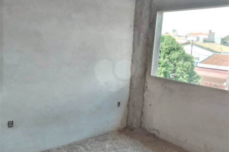 Sobrado em construção no Jardim de Cresci .