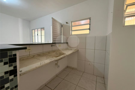 Casa térrea em Atibaia com 2 dormitórios, 2 vagas de garagem, quintal nos fundos, aceita financiamento