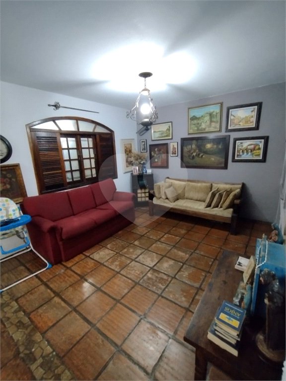 Casa à venda na Vila Mariana de 300 metros quadrados, com 3 dormitórios, 1 suíte e 2 vagas.