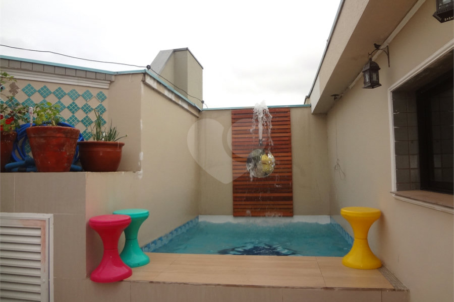 COBERTURA COM PISCINA E CHURRASQUEIRA NA CASA VERDE.