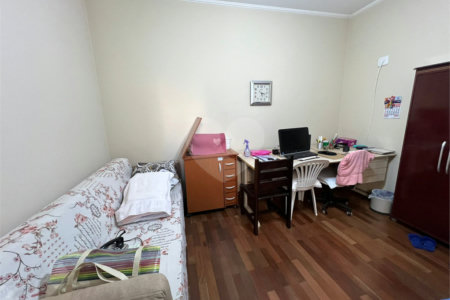 Ampla casa no condomÍnio Parque Fehr, contendo: