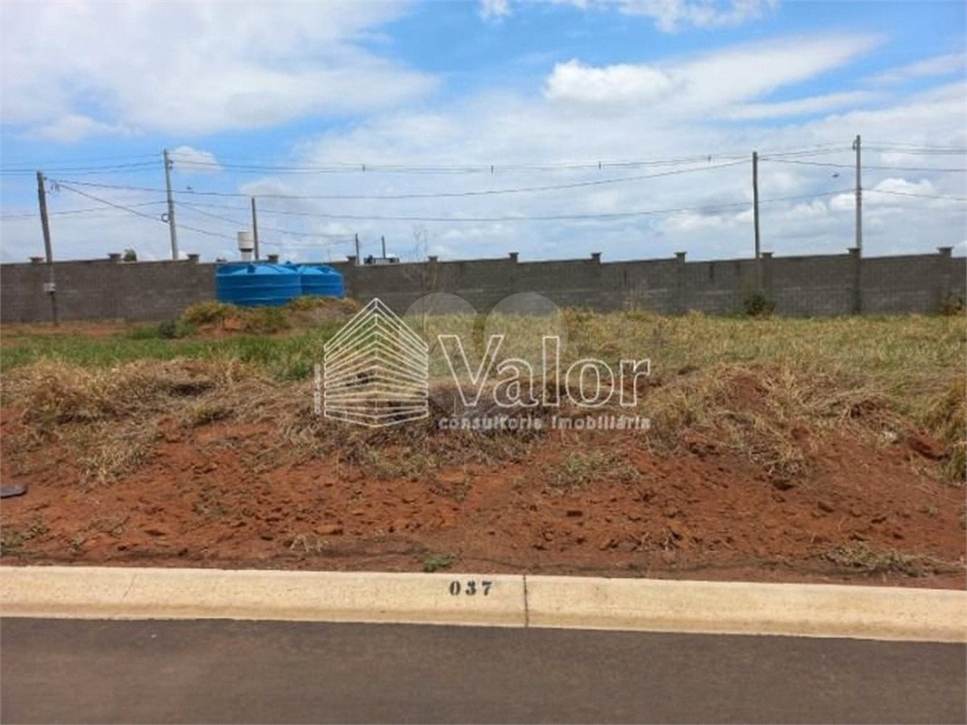 Terreno plano no Condomínio Villeneuve, com 250,00 m² de área total.