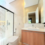 Casa térrea com 3 suítes no Condomínio Residencial Viena em Indaiatuba-SP - Acabamento de alto padrão - R$ 1.690.000,00 - AT 250 m² - AC 158 m² - 3 suítes,, sendo 1 suíte master com closet - Sala para dois ambientes (estar e jantar) - Cozinha planejada com ilha cooktop, forno elétrico e micro-ondas,