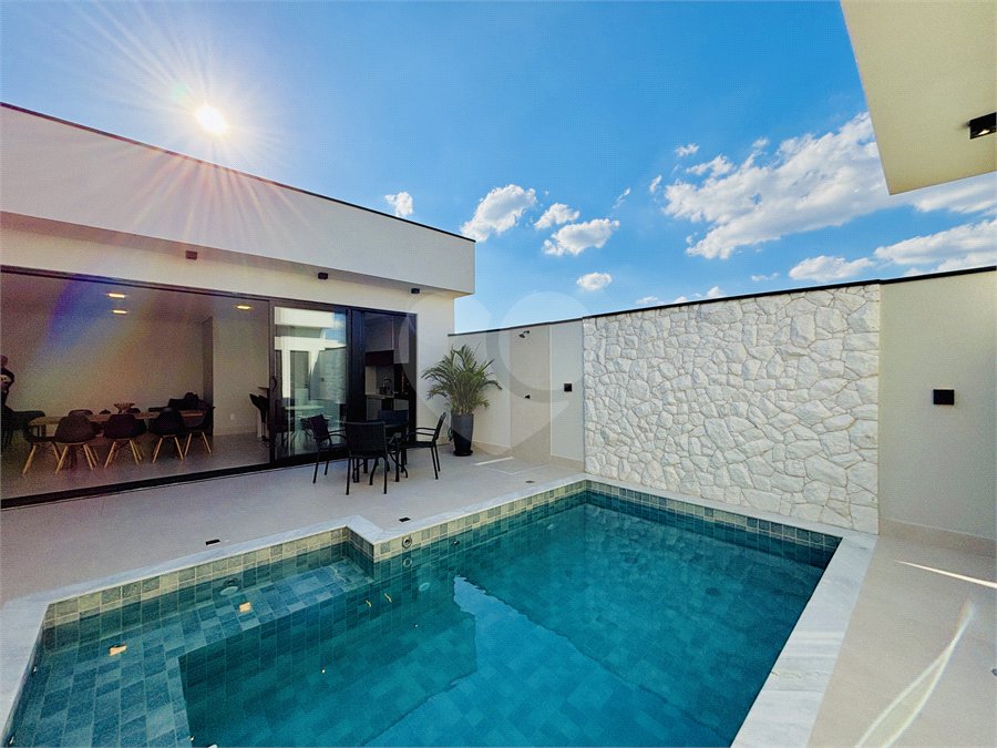 Indaiatuba - Sp - Condominio Maria Candida - R$ 2.250.000,00 - 3 suítes, sendo 1 master com closet e banheiro com duas cubas e dois chuveiros - Escritório - Piscina em Alvenaria aquecida e Hidro com Iluminação - Ar Condicionado instalado em todos os quartos, escritorio, sala e area gourmet