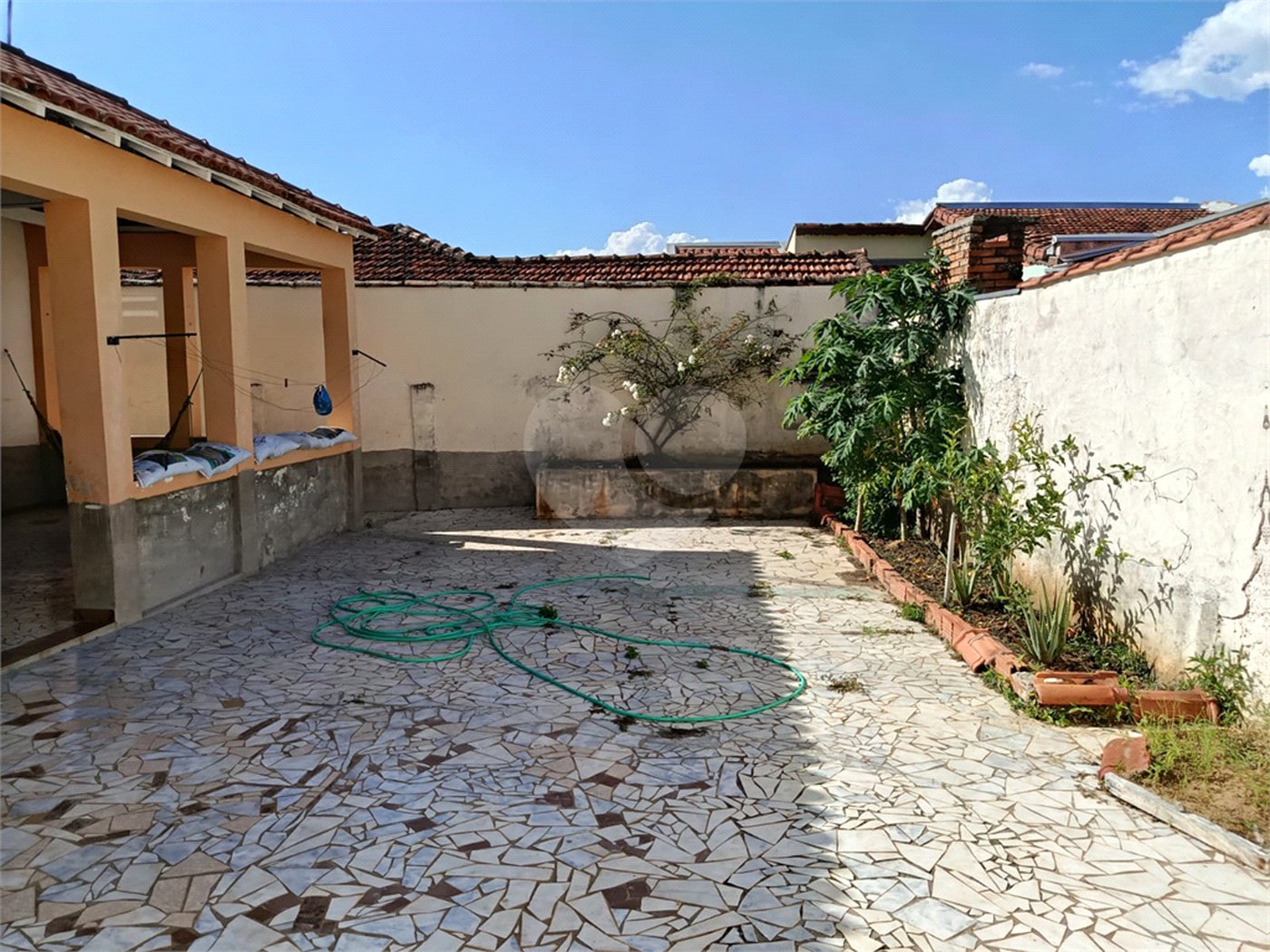Casa térrea e espaçosa no centro da cidade por apenas R$370.000,00!!! Vamos agendar uma visita?