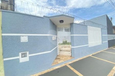Casa à venda com 3 dormitórios, sendo 1 suite e ampla área de lazer no Jardim Brasil