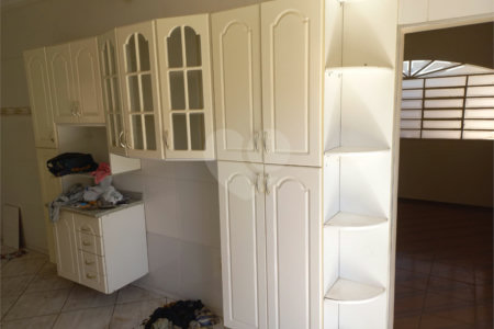 Casa térrea com 3 dormitórios, sendo 1 suíte.