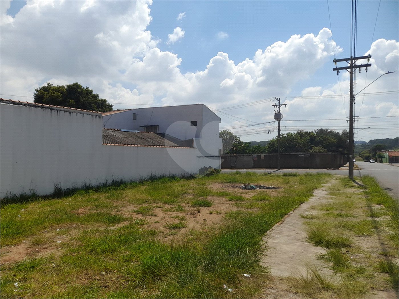 Terreno plano com boa localização no Cruzeiro do Sul .