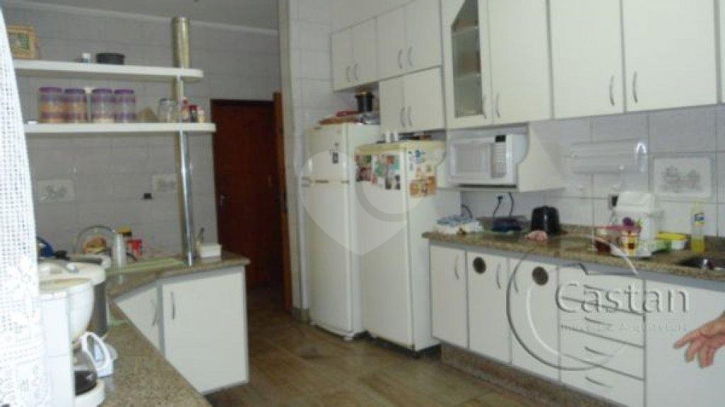 Casa térrea com salas comerciais em anexo à venda na região da Moóca