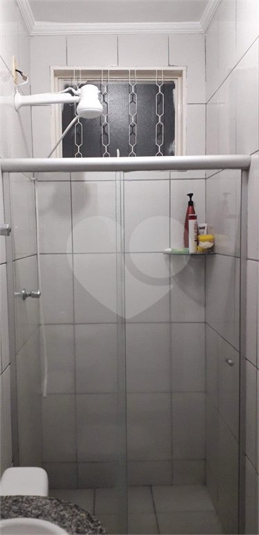 Casa térrea com 3 dormitórios, sendo 1 suíte.