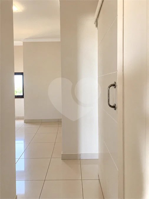 Cobertura de 255 m² com 3 dormitórios, 1 suíte, cozinha planejada, 2 vagas e área gourmet com churrasqueira.