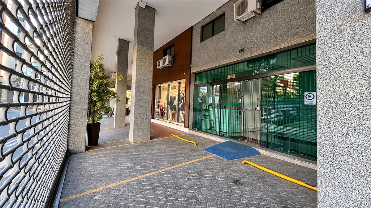 Imóvel comercial de 149 m² em Rudge Ramos, com pé-direito de 6 m, 3 vagas e localização estratégica. Excelente opção para investidores e negócios.