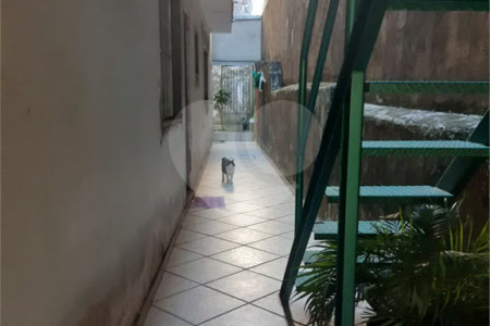 Casa com 250m², 4 dormitórios, 2 vagas.