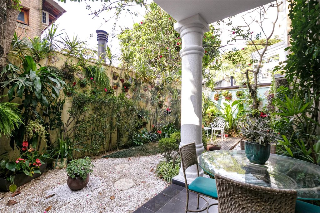 Casa à venda ou para alugar com 5 quartos, sendo 3 suítes, no condomínio Villa Florida, São Paulo - SP