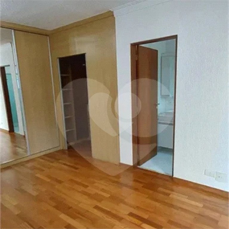 Casa á venda com 230m², 4 dorms, 2 suítes e 4 vagas na Vila Clementino. Estuda permuta.
