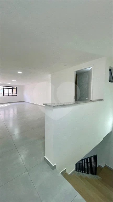 Sobrado com 3 andares, 350 m², 6 quartos, 2 suítes e 5 vagas para locação no Jardim Anália Franco!