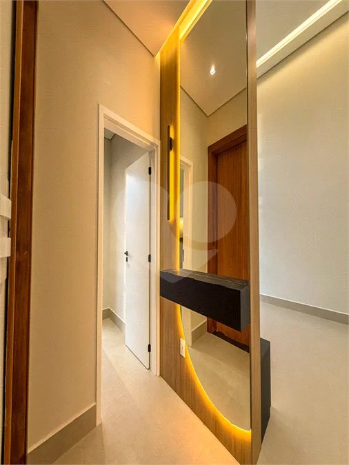 Indaiatuba - Condominio Sapezal - R$ 2.400.000,00 - Área Total 360,00 m² - Área Construída 213,32 m² - TÉRREA - 03 suítes sendo a master com closet; - Escritório; Lavabo; Cozinha com cooktop e planejados; Gourmet com churrasqueira; Ambientes preparados para ar condicionado; Piscina com cascata,
