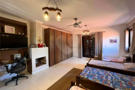 Chácara com excelente infraestrutura, contendo casa com 8 dormitórios, 900 m² de área construída, área total de 3000m², piscina adulto e infantil, churrasqueira, quadra gramada de futebol - Rio Acima - Atibaia/SP 900 m² Área construída 3.000 m² Área do terreno