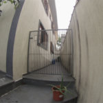 Sobrado com 4 quartos sendo 2 suítes.