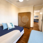 Apartamento á venda no centro com dois dormitórios e sacada.