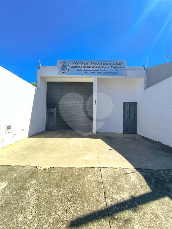 Imóvel disponível para venda com excelente localização e grande potencia, tambèm gerando uma renda passiva todos meses com contrato de aluguel ativo. Salão Comercial Perfeito para quem busca conforto, praticidade e um ótimo investimento