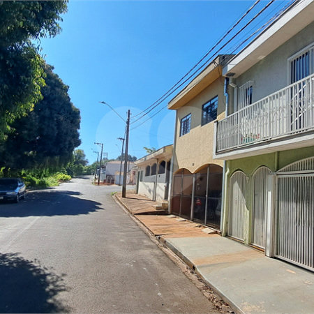 Casa no Jardim Medeiros ampla com 3 dormitórios bem distribuída