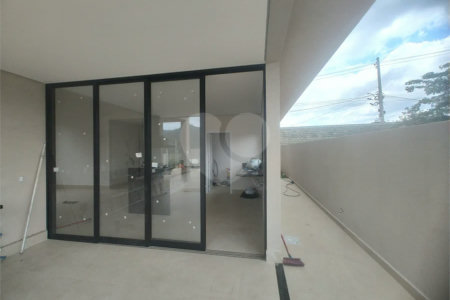 Casa exclusiva em Atibaia de alto padrão com 3 suítes, piscina, espaço gourmet, condomínio fechado, aceita financiamento