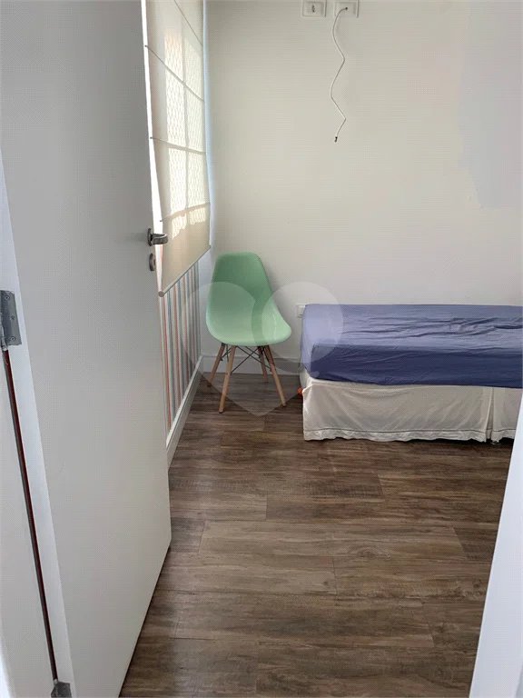 Sobrado com 3 quartos e garagem para 5 veículos.