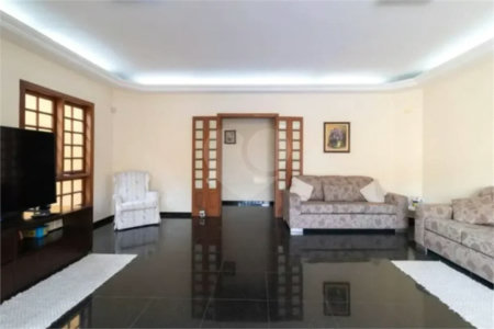 Casa com 3 dormitórios sendo 3 suítes com 03 vagas de garagem.