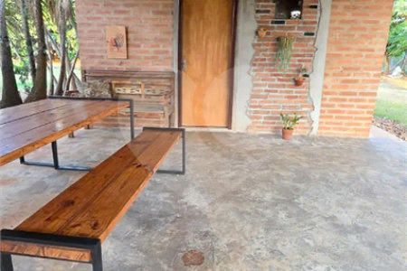 Refúgio de Alto Padrão em Condomínio Fechado: Natureza, Charme e 5.500m² de Terreno